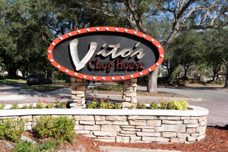 Orlando, Fl, USA - 6 stycznia 2022: Znak Vitos Chop House w Orlando, Fl, USA. Vitos Chop House to klasyczna restauracja z włoskim stylu.