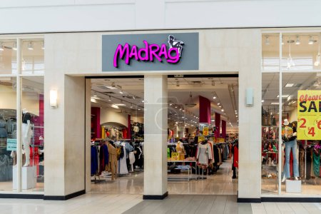 Téléchargez les photos : Orlando, Floride, États-Unis - 27 janvier 2022 : Magasin Madrag dans un centre commercial à Orlando, Floride, États-Unis. Madrag est un détaillant de chaîne apportant les dernières modes aux jeunes femmes à la mode. - en image libre de droit