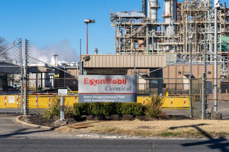 Foto de Baton Rouge, Louisiana, Estados Unidos - 13 de febrero de 2022: ExxonMobil Chemical plant in Baton Rouge, Louisiana, Estados Unidos. ExxonMobil, es una multinacional estadounidense de petróleo y gas. - Imagen libre de derechos
