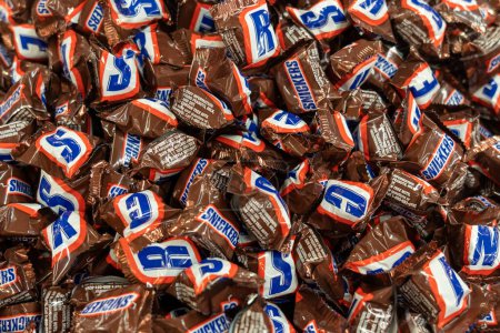 Foto de Fort Worth, Texas, Estados Unidos - 19 de marzo de 2022: Snickers minis Candy Bars en venta en una tienda de dulces a granel. - Imagen libre de derechos