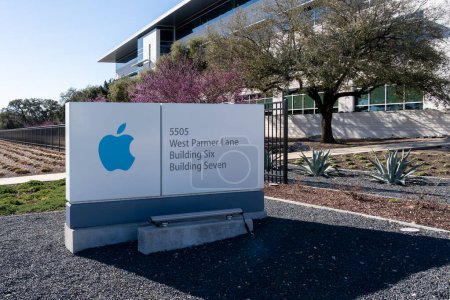 Foto de Austin, Texas, EE.UU. - 18 de marzo de 2022: Se ve un letrero de logotipo para Apple Inc. en su campus en Austin. Apple Inc. es una empresa multinacional estadounidense de tecnología. - Imagen libre de derechos