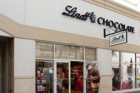 Foto de Orlando, Florida, EE.UU. - 21 de enero de 2022: Se ve el letrero de la tienda de chocolate Lindt. Lindt es una empresa suiza de chocolatería y confitería. - Imagen libre de derechos