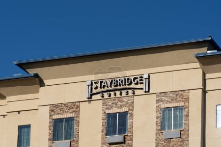 Téléchargez les photos : Orlando, FL, USA - 6 janvier 2022 : Les suites Staybridge signent sur le bâtiment à Orlando, FL, USA. Staybridge Suites est une marque d'hôtels résidentiels proposant uniquement des suites au sein des hôtels InterContinental. - en image libre de droit