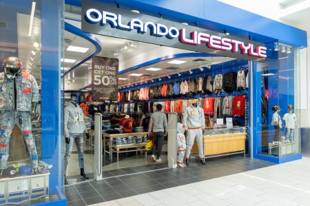 Foto de Orlando, Florida, EE.UU. - 27 de enero de 2022: Orlando Lifestyle store at a shopping mall in Orlando, Florida, USA. Orlando Lifestyle es una tienda de artículos deportivos. - Imagen libre de derechos