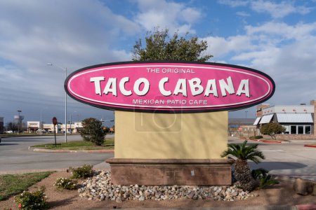 Téléchargez les photos : Orlando, FL, USA - 16 février 2022 : Un restaurant Taco Cabana à Orlando, FL, USA. Taco Cabana est une chaîne de restaurants décontractés américains spécialisés dans la cuisine Tex-Mex. - en image libre de droit