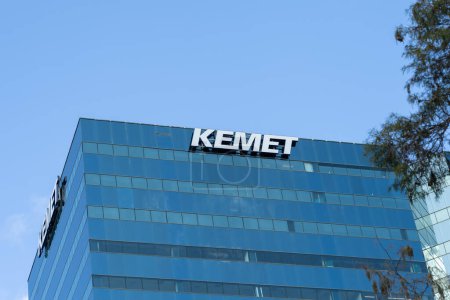 Téléchargez les photos : Fort Lauderdale, FL, USA - 2 janvier 2022 : Le siège de KEMET est exposé à Fort Lauderdale, FL, USA. KEMET est une société américaine qui fabrique un large choix de technologies de condensateurs. - en image libre de droit