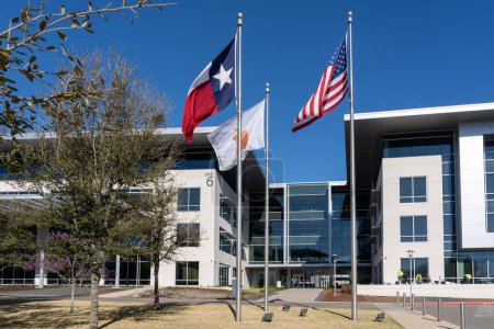 Téléchargez les photos : Austin, Texas, États-Unis - 18 mars 2022 : Bâtiments de bureaux et drapeaux d'Apple Inc. sur le campus d'Austin, Texas, États-Unis. Apple Inc. est une multinationale américaine de technologie. - en image libre de droit