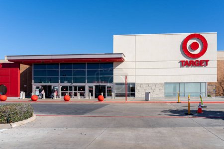 Foto de Houston, Texas, EE.UU. - 13 de marzo de 2022: Una tienda Target en Houston, Texas, EE.UU. el 13 de marzo de 2022. Target Corporation es una cadena de grandes almacenes de caja americana. - Imagen libre de derechos
