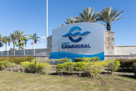 Téléchargez les photos : Cape Canaveral, Floride, États-Unis - 15 janvier 2022 : Panneau de Port Canaveral au Cap Canaveral, Floride, États-Unis. Port Canaveral est un port de croisière, de fret et naval. - en image libre de droit
