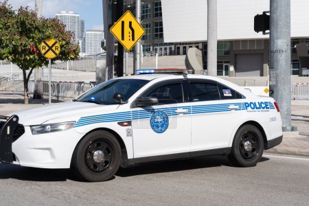 Téléchargez les photos : Miami, Floride, États-Unis - 2 janvier 2022 : Une voiture de police à Miami, Floride, États-Unis. - en image libre de droit