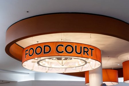 Téléchargez les photos : Houston, Texas, États-Unis - 3 mars 2022 : Panneau du Food Court au plafond dans un centre commercial. - en image libre de droit