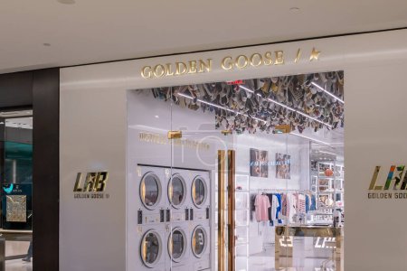 Foto de Houston, Texas, Estados Unidos - 25 de febrero de 2022: Tienda de zapatos Golden Goose en un centro comercial. Golden Goose es una marca italiana de moda de lujo - Imagen libre de derechos
