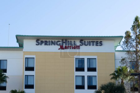 Téléchargez les photos : Orlando, Floride, États-Unis - 6 janvier 2022 : SpringHill Suites by Marriott signe sur le bâtiment. SpringHill Suites est une marque exploitée par Marriott International. - en image libre de droit
