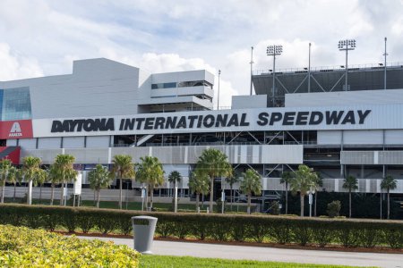 Téléchargez les photos : Daytona Beach, FL, USA - 13 Janvier 2022 : Daytona International Speedway in Daytona Beach, FL, USA. Daytona International Speedway est une piste de course. - en image libre de droit