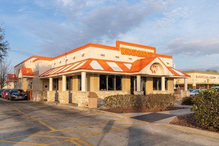 Foto de Nueva Orleans, Luisiana, EE.UU. - 12 de febrero de 2022: Un restaurante Whataburger en Nueva Orleans. Whataburger es una cadena regional americana de restaurantes de comida rápida. - Imagen libre de derechos