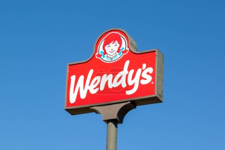Foto de Las Vegas - Circa junio 2019: Wendy 's Retail Location. Wendy 's es una cadena internacional de restaurantes de comida rápida I - Imagen libre de derechos