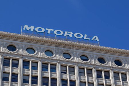 Téléchargez les photos : Chicago, Illinois, États-Unis - 28 mars 2022 : Motorola signe au sommet du Motorola Building à Chicago, Illinois, États-Unis. Motorola Solutions est un fournisseur américain de matériel vidéo et de télécommunications. - en image libre de droit