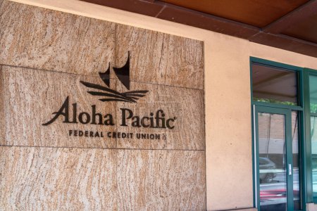 Foto de Honolulu, Hi, USA - 13 de enero de 2024: Primer plano del letrero del logotipo de Aloha Pacific Federal Credit Union en el edificio en Waikiki, Hawaii. - Imagen libre de derechos