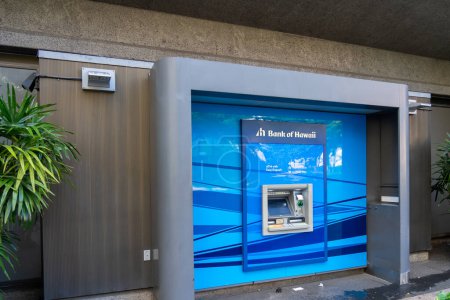 Foto de Honolulu, Hi, USA - January 13, 2024: A Bank of Hawaii ATM in Waikiki, Hawaii. El Bank of Hawaii Corporation es un banco comercial regional. - Imagen libre de derechos