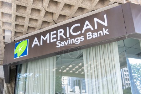 Foto de Honolulu, Hi, USA - 13 de enero de 2024: Primer plano del letrero del logotipo de American Savings Bank en el edificio en Waikiki, Hawaii. American Savings Bank, F.S.B. es una de las mayores instituciones financieras hawaianas. - Imagen libre de derechos