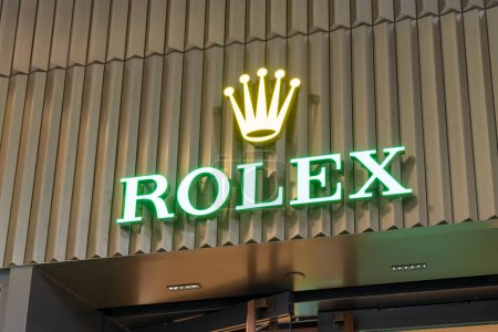 Téléchargez les photos : Honolulu, HI, États-Unis - 14 janvier 2024 : Fermeture du logo du magasin Rolex dans un centre commercial à Waikiki, Hawaï. Rolex SA est un designer et fabricant suisse de montres. - en image libre de droit