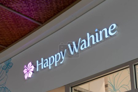 Téléchargez les photos : Honolulu, HI, États-Unis - 14 janvier 2024 : Gros plan sur le logo Happy Wahine dans leur magasin d'un centre commercial à Waikiki, Hawaï. Happy Wahine est une entreprise hawaïenne spécialisée dans les sacs à main modernes. - en image libre de droit