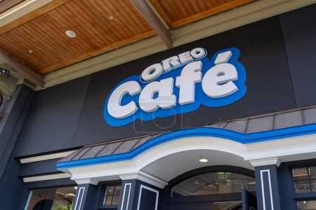 Foto de Honolulu, HI, EE.UU. - 14 de enero de 2024: Primer plano del letrero del logotipo de Oreo Café en el Ala Moana Center en Waikiki, Hawaii. Oreo Café es una heladería. - Imagen libre de derechos