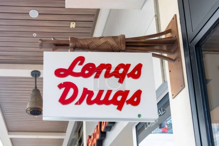 Foto de Honolulu, HI, Estados Unidos - 14 de enero de 2024: Primer plano del letrero del logo de Longs Drugs colgado en su tienda en un centro comercial en Waikiki, Hawaii. Longs Drugs es una cadena estadounidense propiedad de CVS. - Imagen libre de derechos