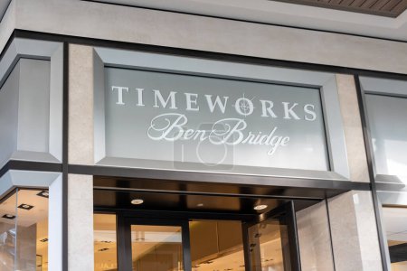 Foto de Honolulu, HI, EE.UU. - 14 de enero de 2024: Primer plano del letrero del logotipo de Timeworks Ben Bridge en su tienda en un centro comercial en Waikiki, Hawaii. Ben Bridge Jeweler es un minorista de joyería estadounidense. - Imagen libre de derechos