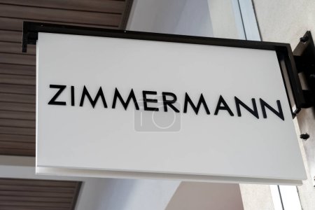 Foto de Honolulu, HI, EE.UU. - 14 de enero de 2024: Primer plano del letrero del logotipo colgante de Zimmermann en su tienda en un centro comercial en Waikiki, Hawaii. Zimmermann es una marca de moda de lujo de Sydney, Australia.. - Imagen libre de derechos