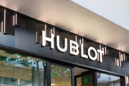 Foto de Honolulu, HI, EE.UU. - 14 de enero de 2024: Primer plano del letrero del logotipo de Hublot en su tienda en un centro comercial en Waikiki, Hawaii. Hublot es un relojero de lujo suizo. - Imagen libre de derechos