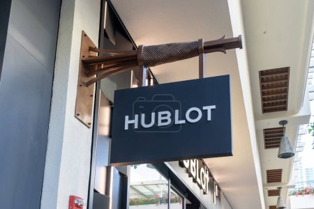 Foto de Honolulu, HI, EE.UU. - 14 de enero de 2024: Primer plano del letrero del logotipo colgante de Hublot en su tienda en un centro comercial en Waikiki, Hawaii. Hublot es un relojero de lujo suizo. - Imagen libre de derechos