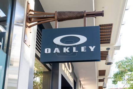 Téléchargez les photos : Honolulu, HI, États-Unis - 14 janvier 2024 : Gros plan sur le logo accroché d'Oakley dans leur showroom dans un centre commercial à Waikiki, Hawaï. Oakley est un fabricant de lunettes de sport. - en image libre de droit
