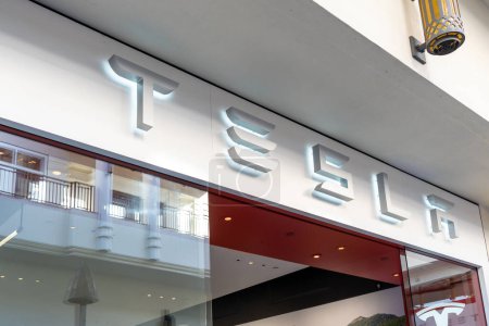 Téléchargez les photos : Honolulu, HI, États-Unis - 14 janvier 2024 : Gros plan sur le logo Tesla dans leur showroom dans un centre commercial à Waikiki, Hawaï. Tesla, Inc. est une société américaine d'automobile et d'énergie propre. - en image libre de droit