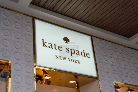Foto de Honolulu, HI, EE.UU. - 14 de enero de 2024: Primer plano del letrero del logotipo de Kate Spade New York en su tienda en un centro comercial en Waikiki, Hawaii. Kate Spade Nueva York es una casa de moda de lujo estadounidense. - Imagen libre de derechos