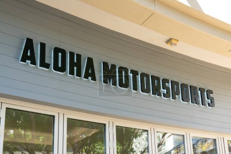 Foto de Honolulu, HI, Estados Unidos - 14 de enero de 2024: Aloha MotorSports store in a shopping mall in Waikiki, Hawaii. Aloha Motorsports es la compañía de alquiler de deportes de motor más grande de Hawaii. - Imagen libre de derechos