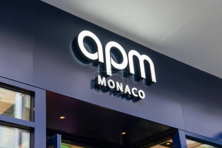 Foto de Honolulu, HI, Estados Unidos - 14 de enero de 2024: APM Monaco logo sign at their store in a shopping mall in Waikiki, Hawaii. APM Monaco es una empresa de joyería de moda. - Imagen libre de derechos