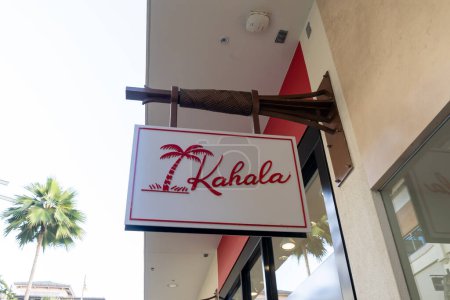 Téléchargez les photos : Honolulu, HI, États-Unis - 14 janvier 2024 : Kahala accroche une pancarte dans son magasin dans un centre commercial à Waikiki, Hawaï. Kahala est la plus ancienne entreprise de vêtements d'exploitation d'Hawaï. - en image libre de droit