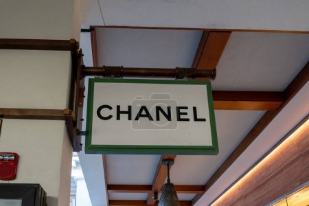 Téléchargez les photos : Vitrine Chanel en ville. Chanel S.A. est une société privée française. - en image libre de droit