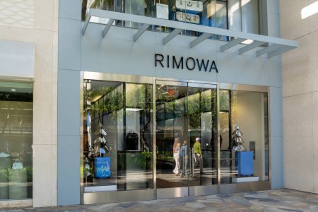 Téléchargez les photos : Honolulu, HI, USA - 14 janvier 2024 : Un magasin RIMOWA à Honolulu, HI, USA. RIMOWA est un fabricant de bagages de luxe. - en image libre de droit