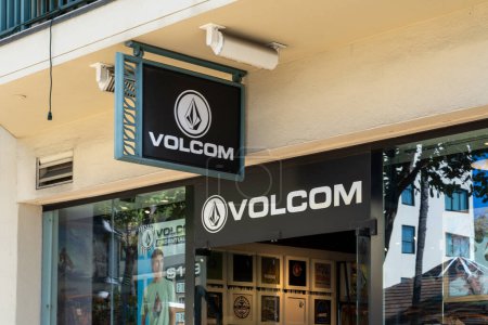Téléchargez les photos : Honolulu, HI, États-Unis - 14 janvier 2024 : Volcom signe dans son magasin dans un centre commercial à Waikiki, Hawaï. Volcom est une marque de skate, natation et snowboard lifestyle. - en image libre de droit