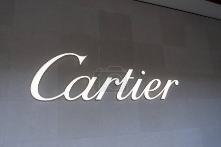 Foto de Honolulu, HI, EE.UU. - 14 de enero de 2024: Primer plano del letrero del logotipo de Cartier en su tienda en un centro comercial en Waikiki, Hawaii. Cartier es una empresa francesa conocida por sus joyas y relojes. - Imagen libre de derechos