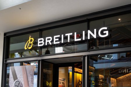 Foto de Honolulu, HI, EE.UU. - 14 de enero de 2024: Primer plano del letrero del logotipo de Breitling en su tienda en un centro comercial en Waikiki, Hawaii. Breitling Relojes NZ es especialista en relojes suizos de Nueva Zelanda. - Imagen libre de derechos