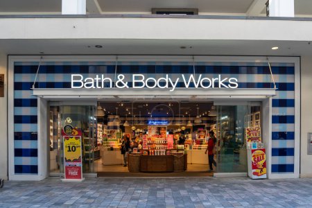 Foto de Honolulu, HI, Estados Unidos - 14 de enero de 2024: Una tienda de Bath and Body Works en un centro comercial en Waikiki, Hawaii. Bath and Body Works, LLC. es una cadena estadounidense de tiendas minoristas. - Imagen libre de derechos