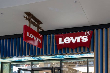 Foto de Honolulu, HI, EE.UU. - 14 de enero de 2024: Letrero del logotipo de Levi en su tienda en un centro comercial en Waikiki, Hawaii. Levi Strauss and Co. es una compañía de ropa estadounidense conocida por su marca de jeans Levi.. - Imagen libre de derechos