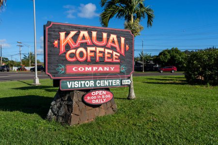 Foto de Kauai, Hawái, EE.UU. - 26 de enero de 2024: Kauai Coffee Company firma se ve en Kauai, Hawái, EE.UU., el 26 de enero de 2024. Kauai Coffee Company es la mayor finca de café en los Estados Unidos. - Imagen libre de derechos
