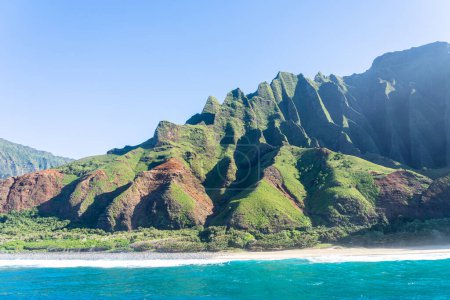 Téléchargez les photos : Na Pali Coast State Wilderness Park à Kauai, Hawaï, États-Unis. Npali Coast State Wilderness Park se trouve dans le nord-ouest de l'île de Kauai, Hawaï. - en image libre de droit