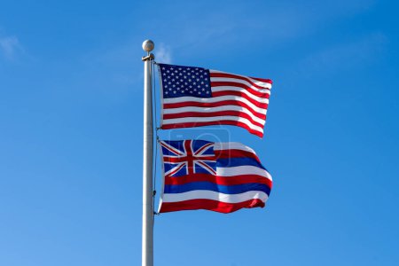 Téléchargez les photos : Drapeau des États-Unis et le drapeau d'Hawaï avec fond bleu ciel. - en image libre de droit