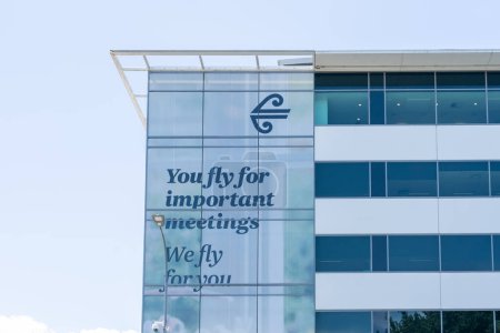 Foto de Auckland, Nueva Zelanda - 30 de enero de 2024: Logo de Air New Zealand en su edificio de oficinas corporativas en Auckland, Nueva Zelanda. Air New Zealand Limited es la aerolínea de bandera de Nueva Zelanda. - Imagen libre de derechos