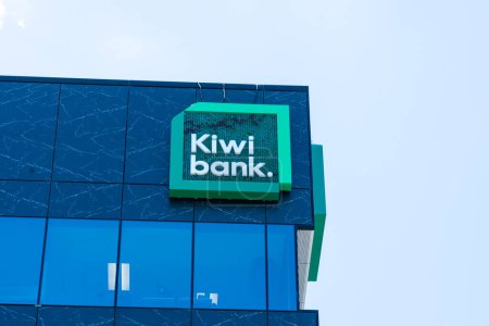 Téléchargez les photos : Auckland, Nouvelle-Zélande - 30 janvier 2024 : Signature du logo Kiwibank sur leur siège social à Auckland, Nouvelle-Zélande. Kiwibank Limited est une banque d'État néo-zélandaise et un fournisseur de services financiers. - en image libre de droit
